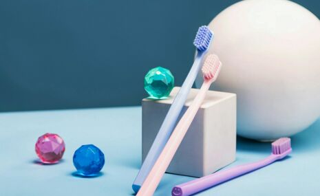 Ästhetisch präsentierte bunte Zahnbürsten – bei der Professionellen Zahnreinigung in unserer Praxis in Wiesbaden kommen weit mehr Instrumente zum Einsatz.